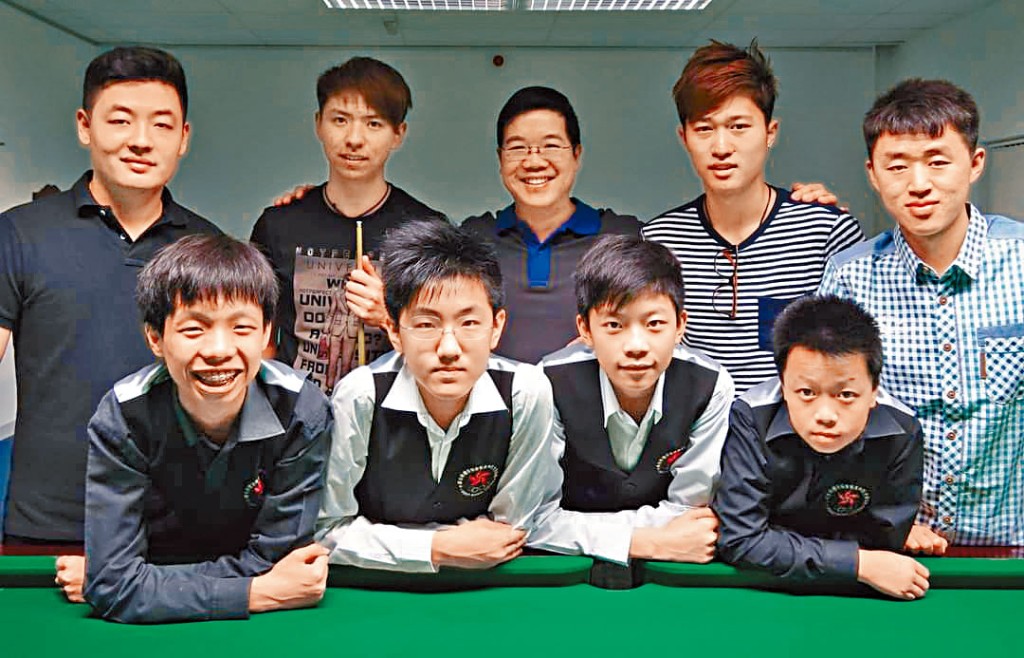 黃德華（後排中）對桌球降為B級後的發展大感悲觀。