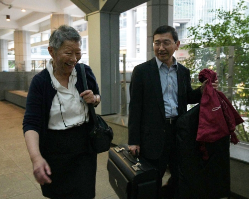 代表24名泛民立法會議員由資深大律師李志喜(左)及名譽資深大律師陳文敏(右)。