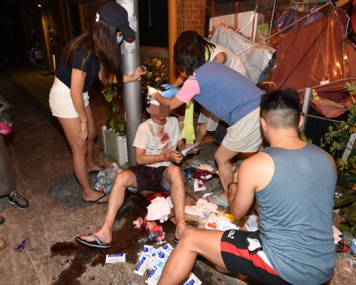 田心警署外有男子受傷流血。