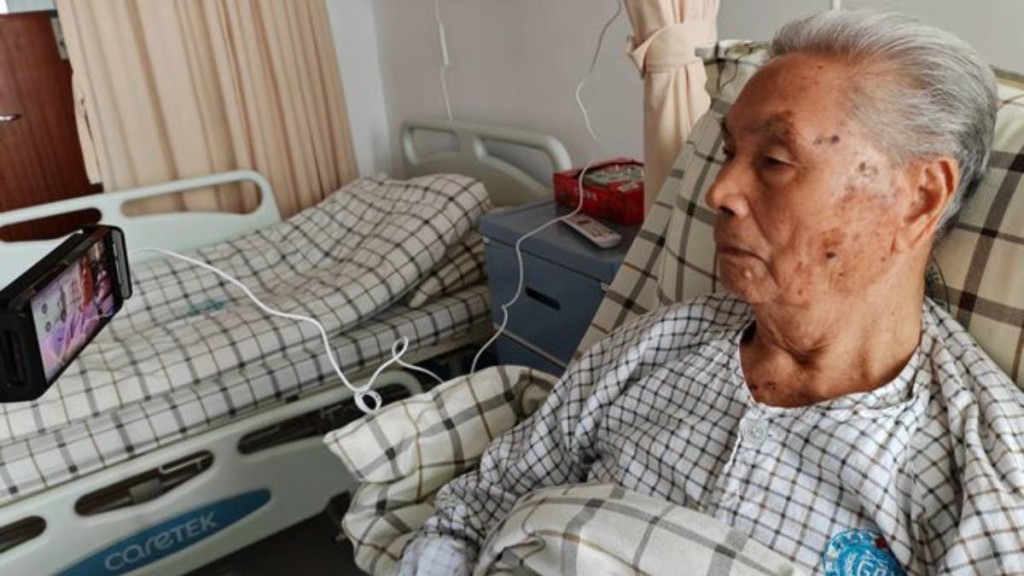 95歲的鄭蔚在醫院病床上以視像受審。瀟湘晨報 