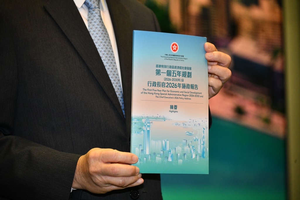 李家超為五年規劃和施政報告都製作了摘要。 李家超為五年規劃和施政報告都製作了摘要。