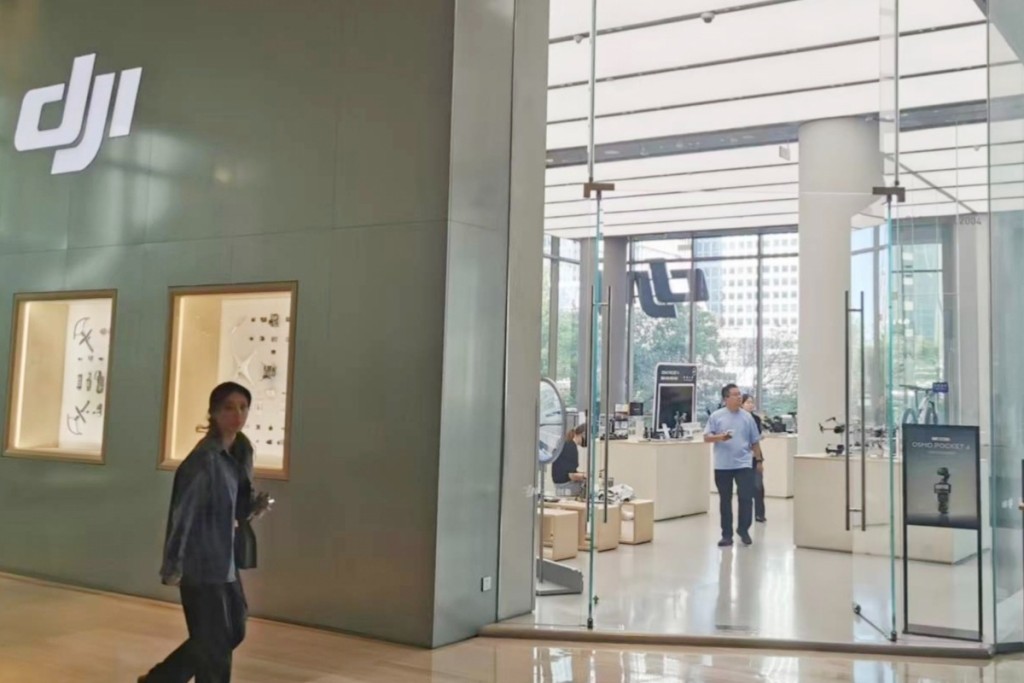 北京大疆國貿旗艦店展台上除了多款無人機樣品,還擺放著運動相機、雲台相機、穿戴相機等設備。楊浚源攝 北京大疆國貿旗艦店展台上除了多款無人機樣品,還擺放著運動相機、雲台相機、穿戴相機等設備。楊浚源攝