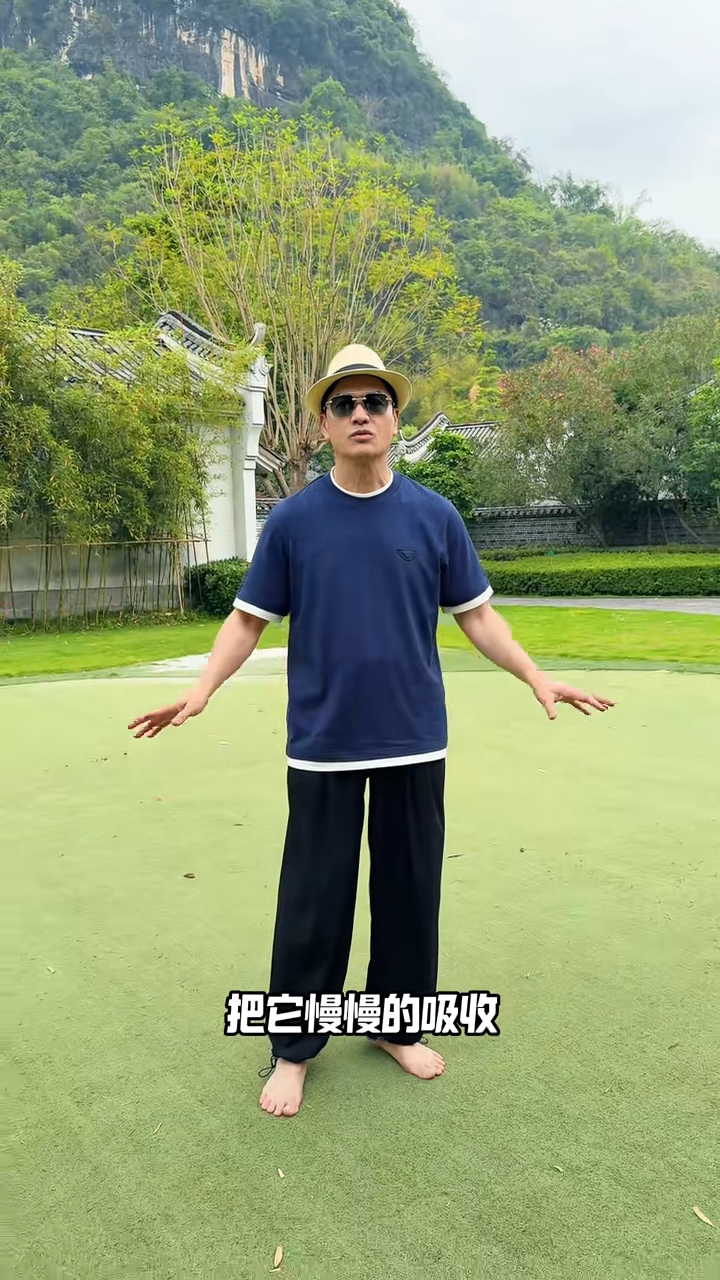 呂良偉指草地會慢慢吸收人體內的靜電。 呂良偉指草地會慢慢吸收人體內的靜電。