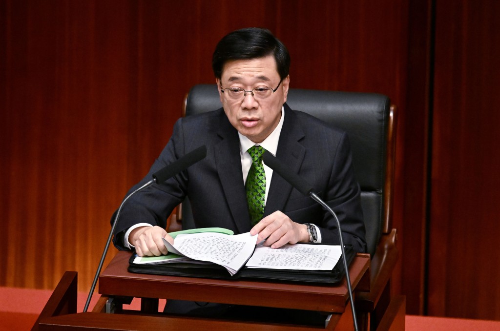 施政報告2025︱李家超到立法會回應議員提問。 劉駿軒攝 