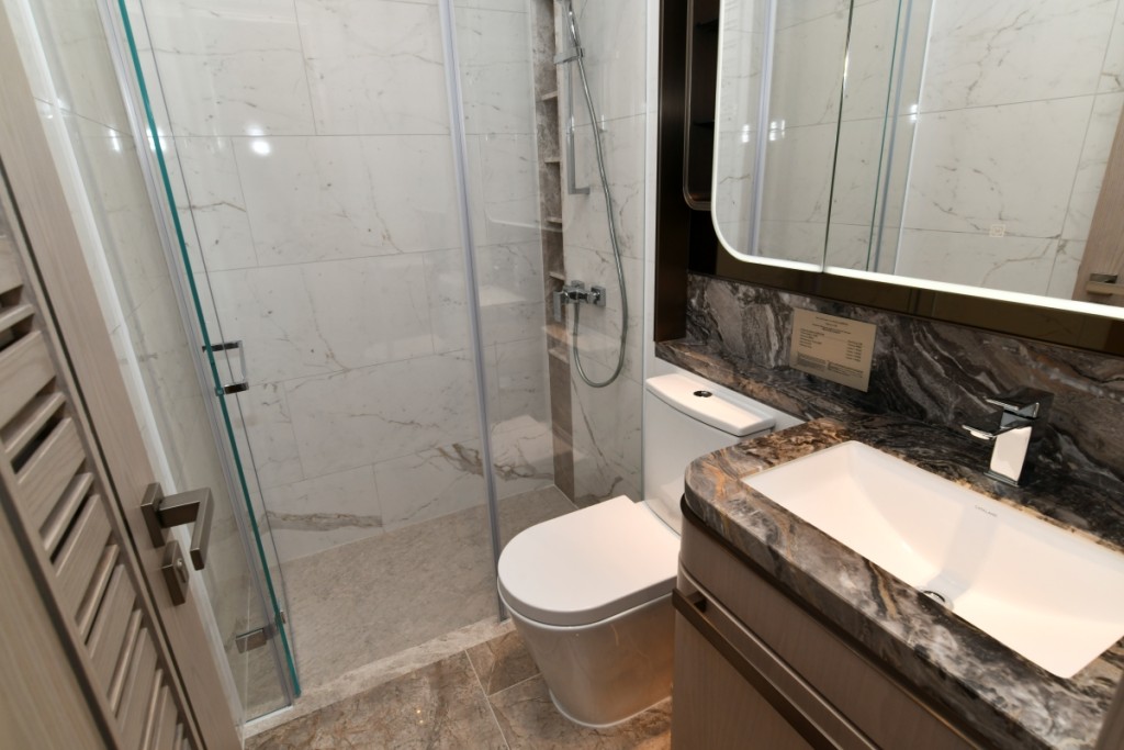 浴室設獨立淋浴間，保持乾濕分離。