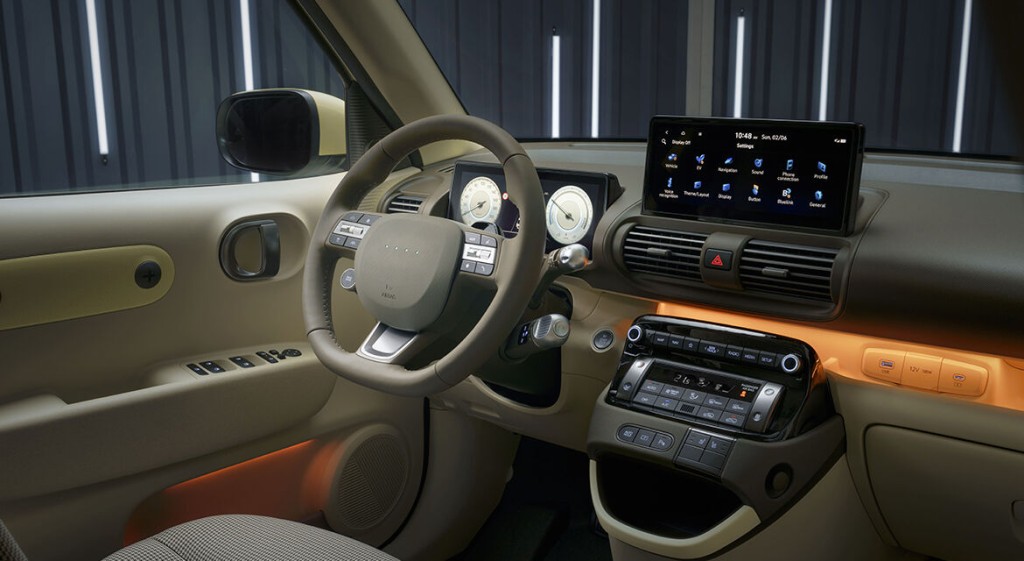 全新Hyundai Inster電動車標誌性Pixel像素化設計語彙延伸入內,令車廂滿載未來感與「City Chic」時尚氛圍。