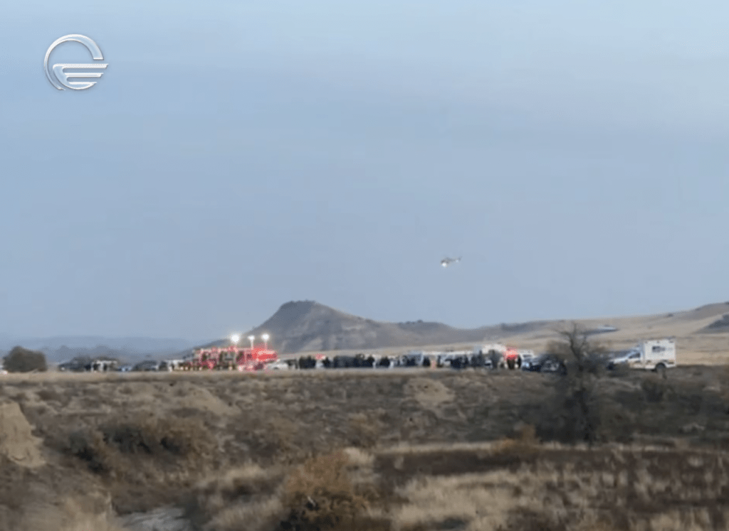 当地传媒发布的影像显示，坠机地点一带遍布扭曲机身碎片与残骸，部分机体仍在燃烧，浓烟直冲云霄。路透社