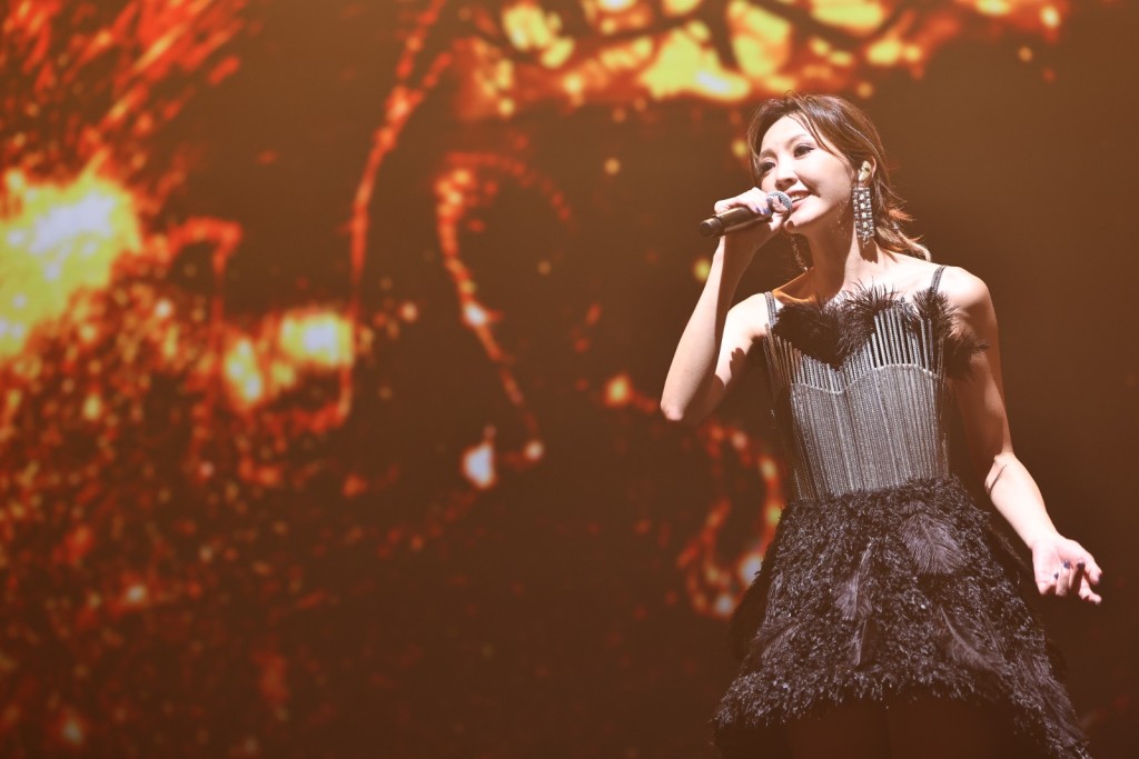 吳若希演唱《越難越愛》為個唱佛山站畫上句號。