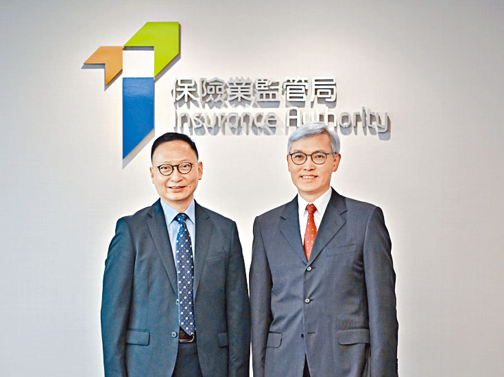 姚建華(右)指為挽留人才,保監局將會加強員工福利,或下月增加假期。