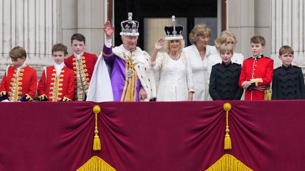 英皇查理斯三世和卡米拉皇后在白金漢宮陽台現身。 美聯社