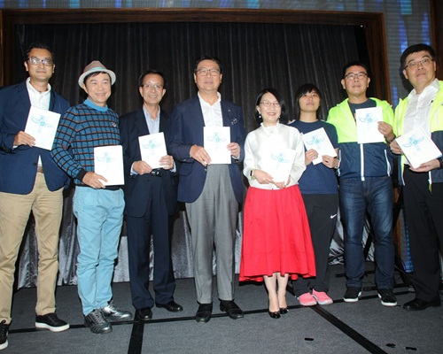 曾醒明出席新書《天使在身邊》記者會
