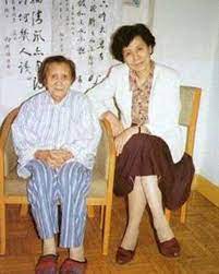 晚年時的陳修良(左)。