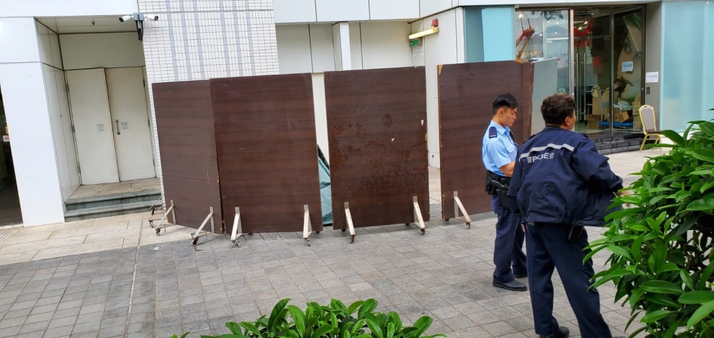 警方以帳篷遮蓋死者遺體。