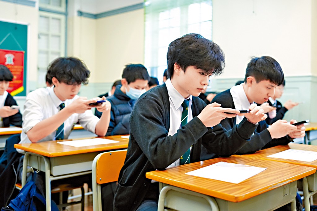 本報到聖若瑟書院了解PESS2系統演練的情況,中六生收到模擬電腦條碼貼紙後,便使用「報到易」程式模擬簽到過程。