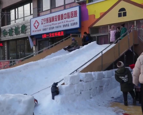 幼兒園花數萬元建人工造雪滑梯，孩子玩瘋了。（網圖）