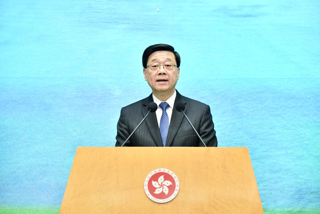 李家超出席行政會議前見傳媒。盧江球攝 李家超出席行政會議前見傳媒。盧江球攝