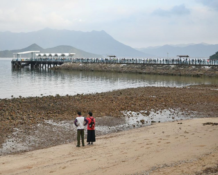 大批市民在烏溪沙公眾碼頭排隊候船。