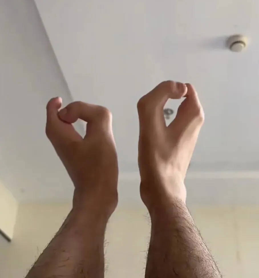 李先生自述，每隻腳只有兩根腳趾。