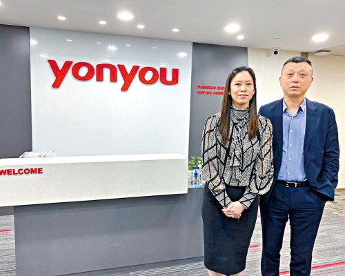 用友香港總經理郭葆春(右)，及香港副總經理曾莉穎(左)合照。