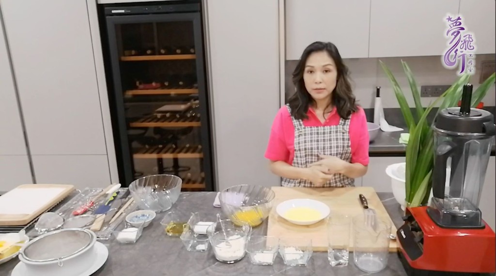 張鳳妮近早年曾在YouTube教煮馬來西亞菜，豪宅亦因此而曝光。