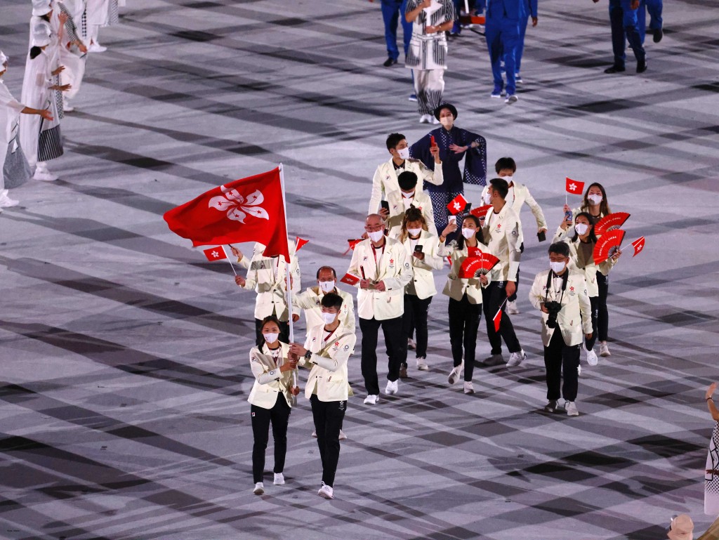 自回歸後，以「中國香港」名義繼續參與國際體育活動獲國際奧委會認可。圖為港隊出席東京奧運開幕式。資料圖片