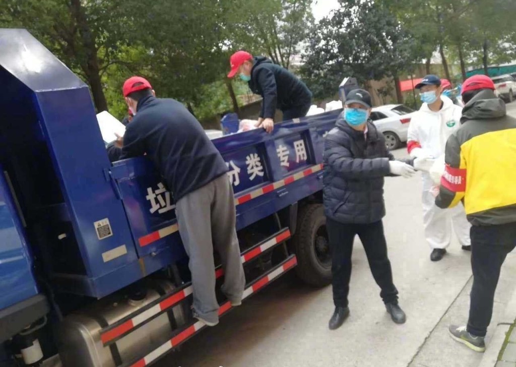 有人用垃圾車運送物資。網圖