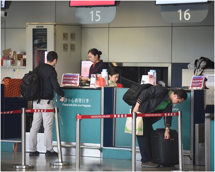 乘搭港航航班乘客，届时可于每日上午6时至下午3时，在九龙站使用智能登记柜台及自助行李托运柜台。资料图片