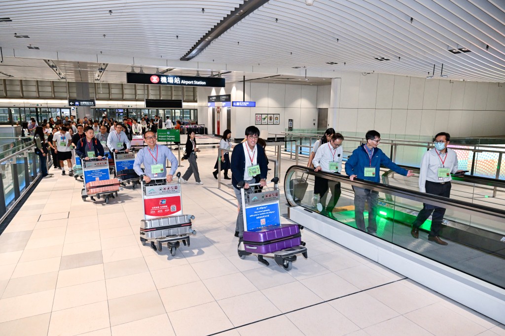 港鐵機場快綫機場站連接二號客運大樓的三號月台(往博覽館站方向)及四號月台(往香港站方向)已經啟用。 港鐵機場快綫機場站連接二號客運大樓的三號月台(往博覽館站方向)及四號月台(往香港站方向)已經啟用。