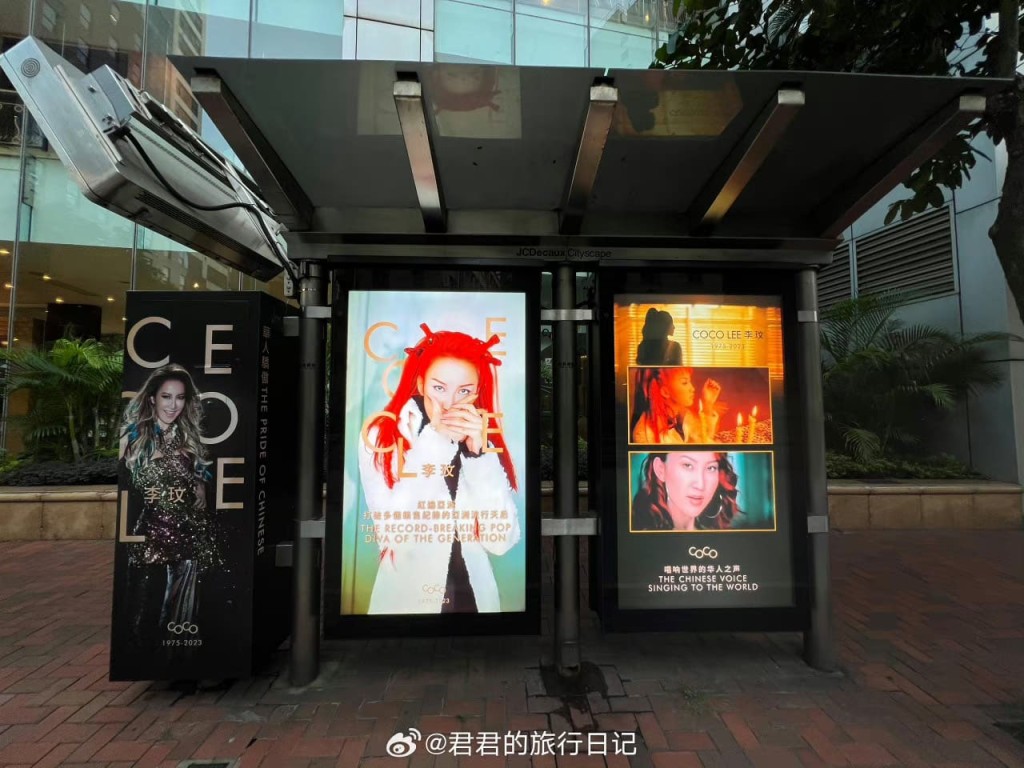 有粉絲在香港多個巴士站投放李玟的生前照片。（微博圖片）