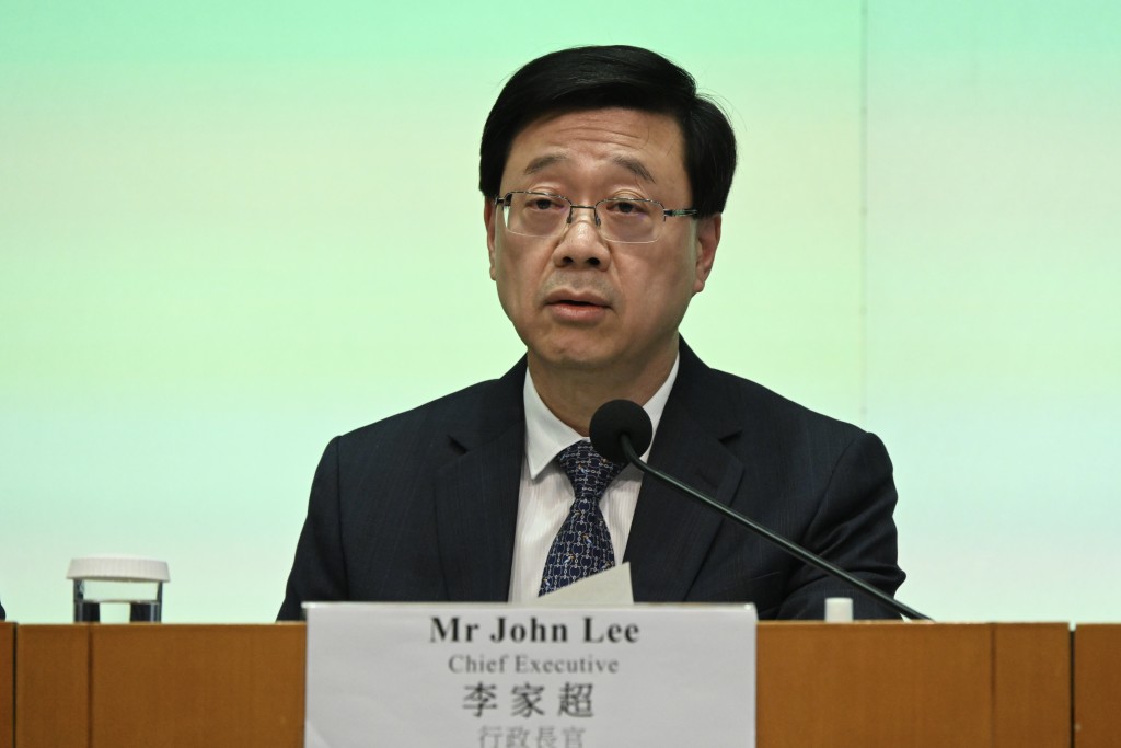 李家超表示，不会再容许区议员揽住香港人跳崖。蔡建新摄