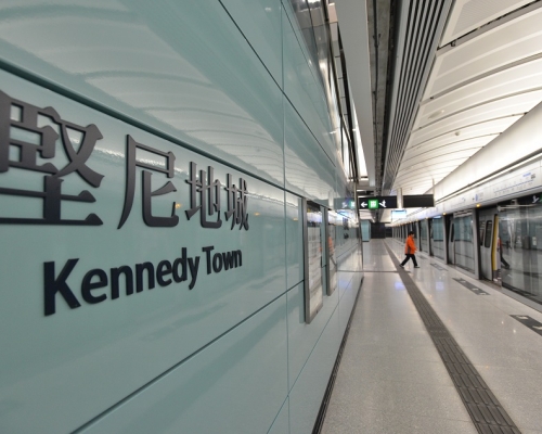 港鐵堅尼地城站一條扶手電梯疑因短路故障而冒煙。資料圖片