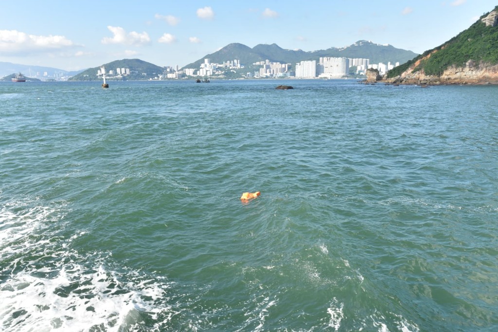 海面有救生衣漂浮