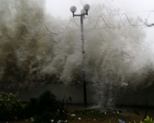 港島東鰂魚涌一帶河水暴漲，杏花村有巨浪翻起。蔡楚輝攝
