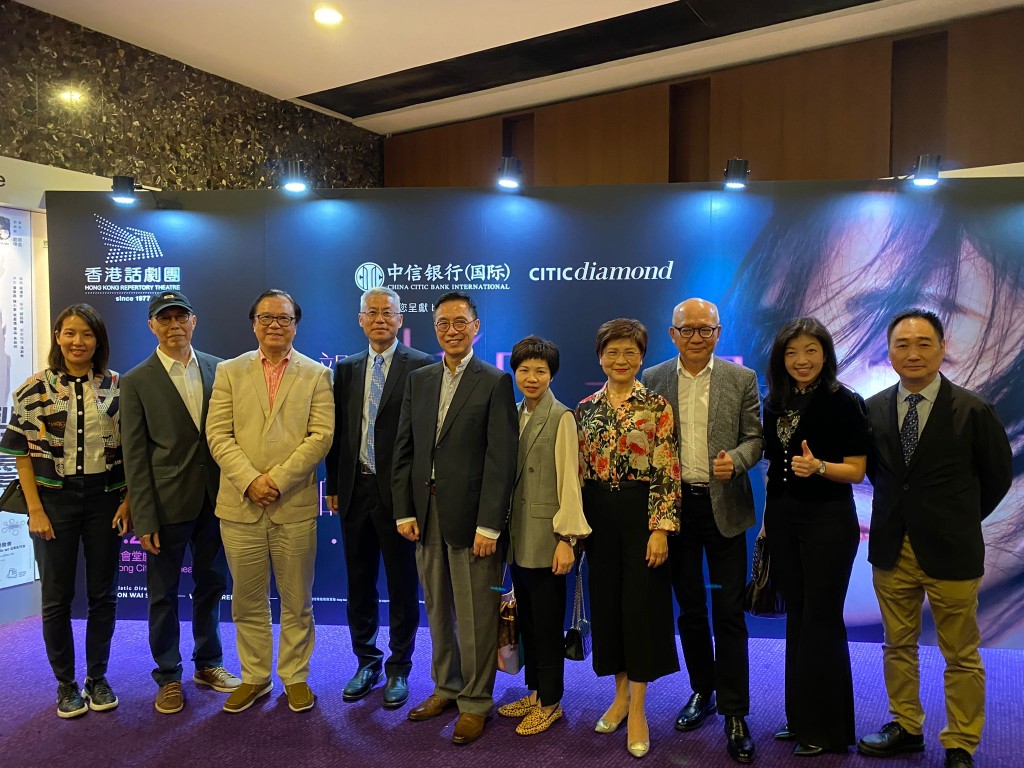 杨润雄(左五与萧楚基(左三)齐齐入场支持《柳如是》话剧。