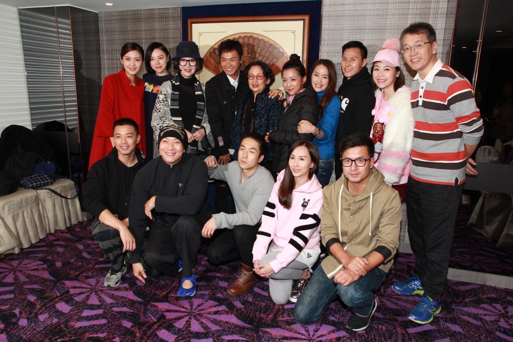 郭晉安（後排左四）與馮素波（後排左五）之後在2016年台慶劇《致命復活》飾演母子。