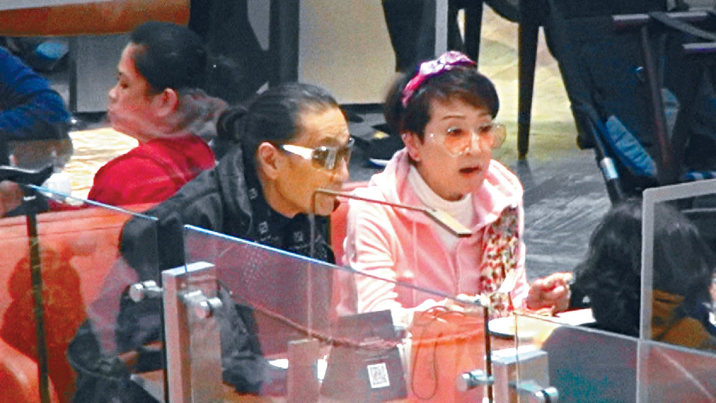 八卦O嘴
■四哥同拉姑一齊食飯吹水，其間聽陳淑芬講嘢聽得好入迷，仲神同步齊O嘴。