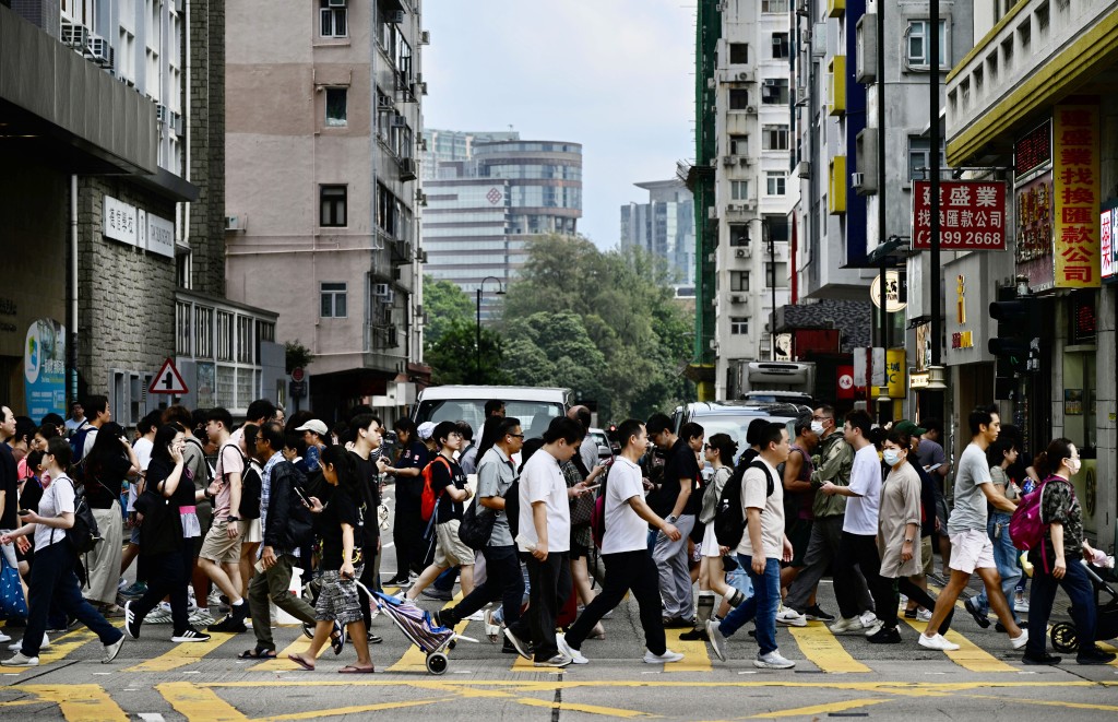 政府鼓勵生育、釋放本地勞動力及招攬外來人才，以促進本地人口增長，支持本港的持續發展。資料圖片