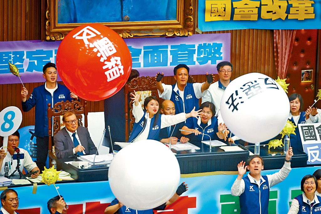 立法院通過改革法案,朝野互拉標語掀起亂鬥。
