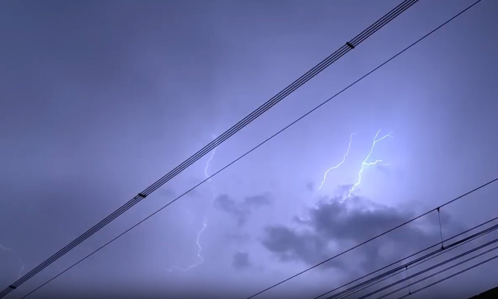 昨天日間天晴酷熱，及至日落時份開 始風起雲湧，閃電雷鳴大作，颳起一 輪狂風飛沙走石後，頃刻便滂沱大雨 ，期間西貢區雨勢特別大。相片資料來源： mrsamucraft＠Threads