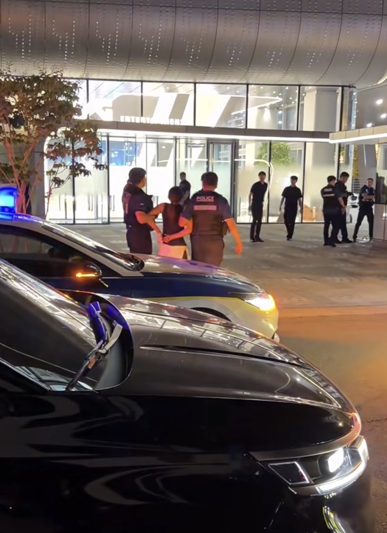 女子被警方以涉嫌破壞財物等罪名拘捕。 女子被警方以涉嫌破壞財物等罪名拘捕。