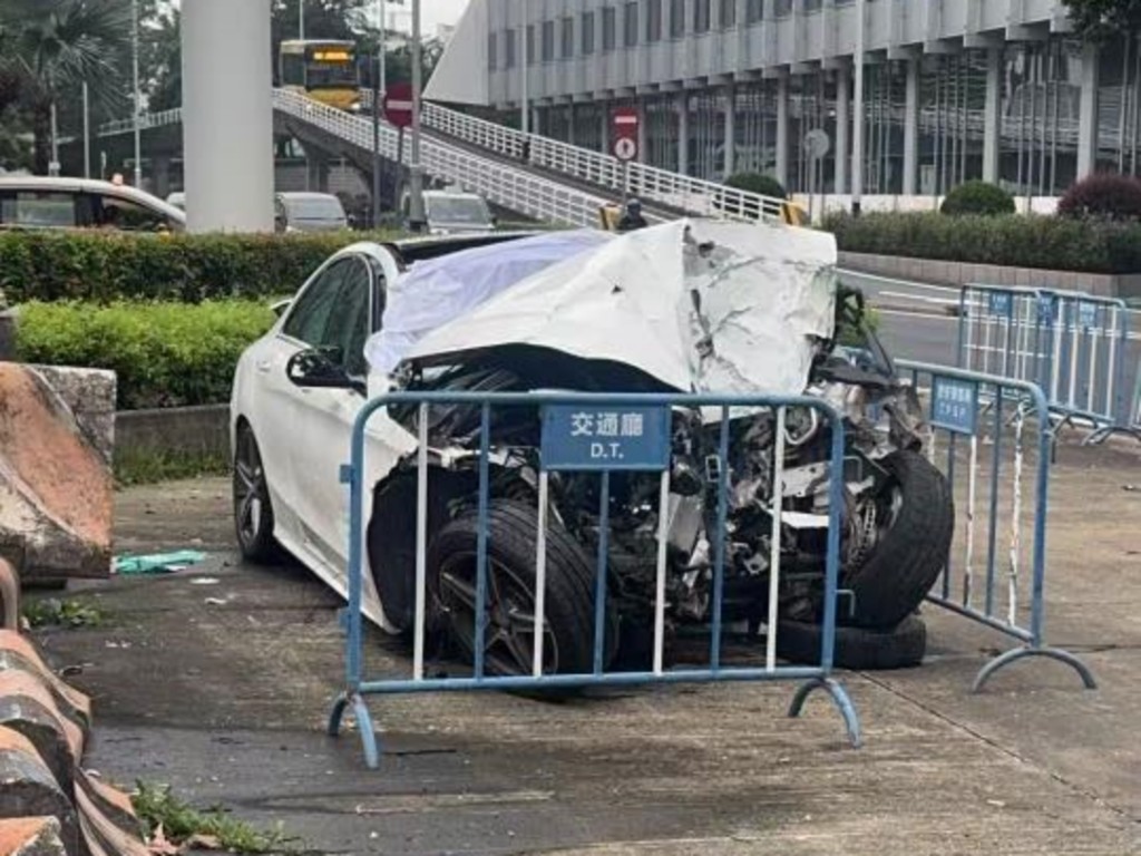 澳門警方將車輛拖走調查。FB:澳門交通現場 澳門警方將車輛拖走調查。FB:澳門交通現場