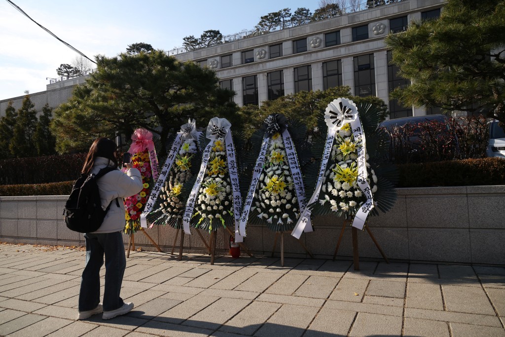 憲法法院外有反對者及支持者擺放花圈。路透社