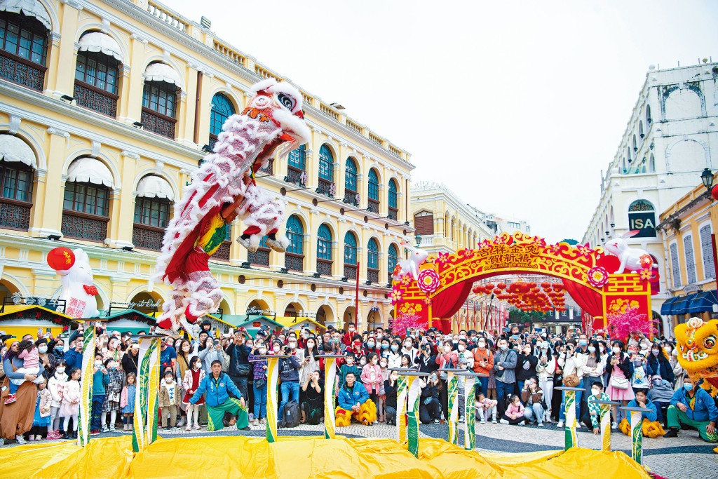 澳門新春非常熱鬧，滿街旅客。