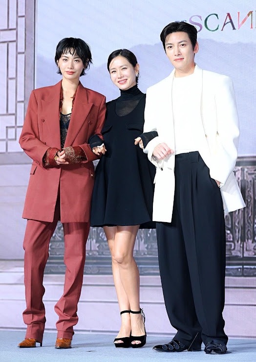 Nana、孫藝珍和池昌旭齊出席《挑情醜聞》新劇發布會。 Nana、孫藝珍和池昌旭齊出席《挑情醜聞》新劇發布會。