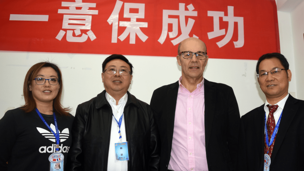 2018年中法合作研製首顆衛星成功發射後，劉建強（右一）接受記者採訪。 中新社