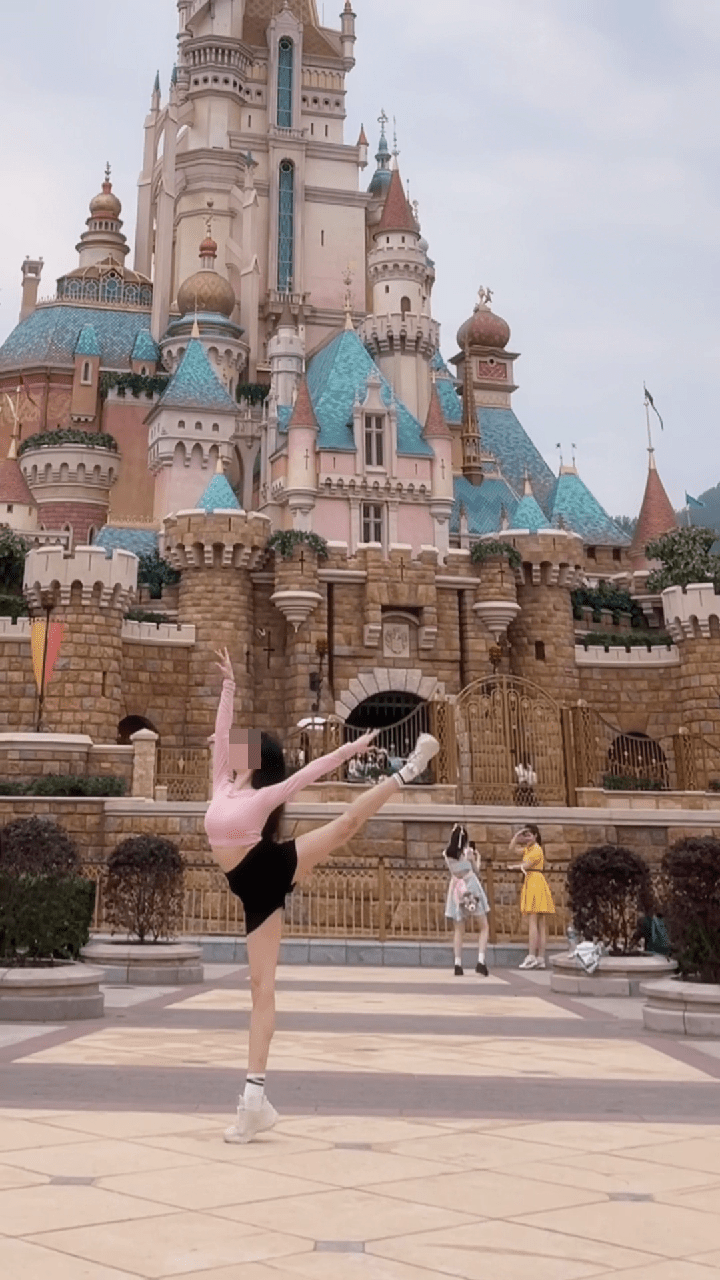 她曾在迪士尼樂園以芭蕾舞動作打卡