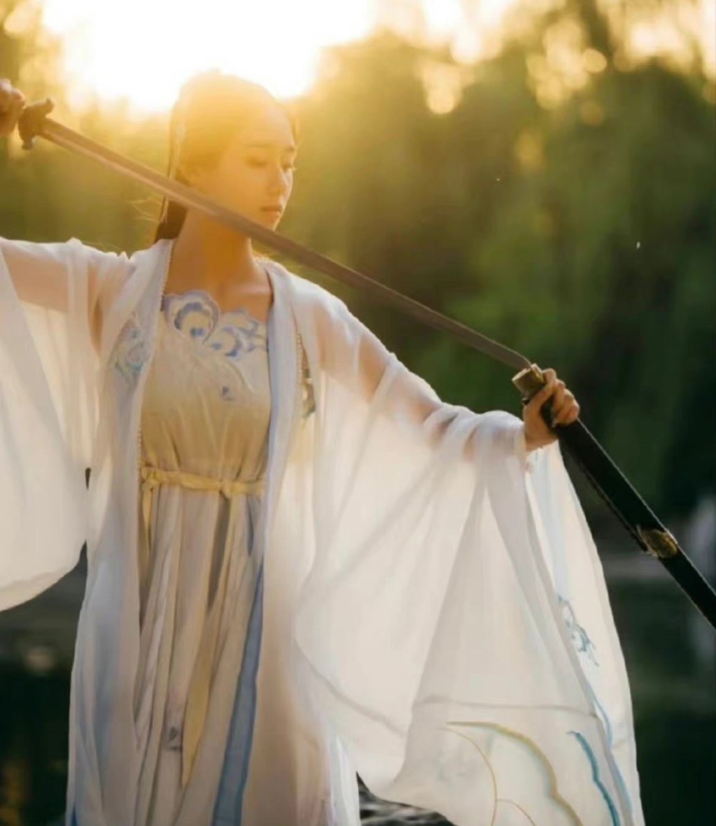 拿起劍又有一番英氣。 拿起劍又有一番英氣。