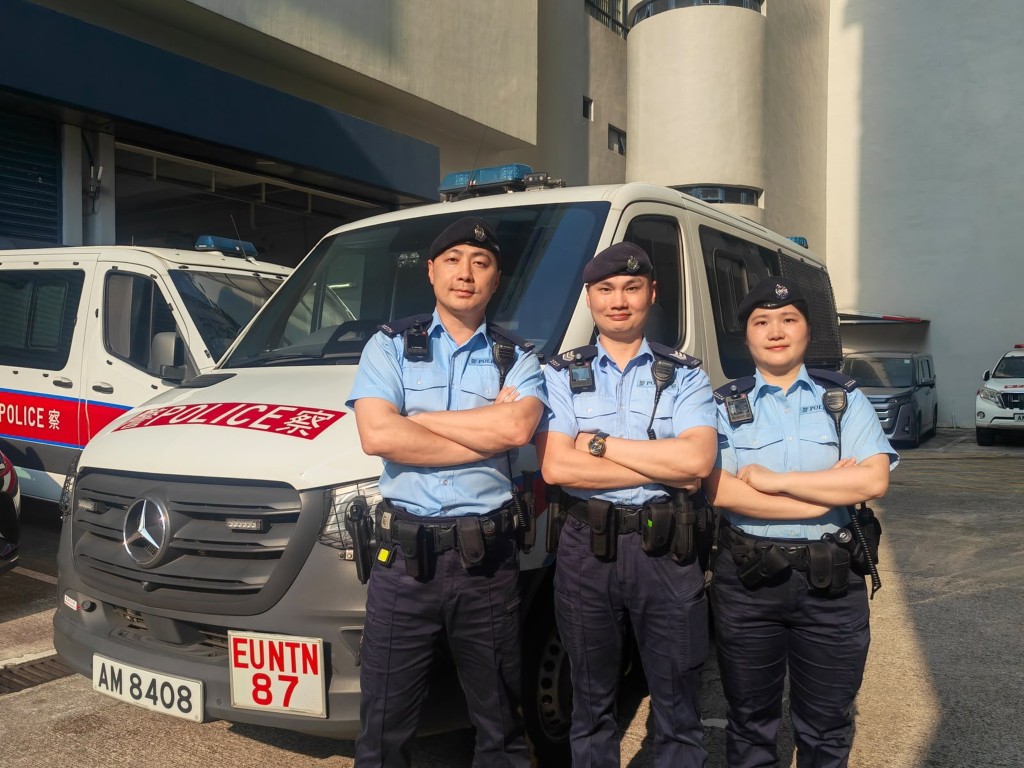 新界北總區衝鋒隊警長鄧東榮(中)、警員文錦華(左)及凌曉彤(右)早前成功阻止一宗騙案發生。 新界北總區衝鋒隊警長鄧東榮(中)、警員文錦華(左)及凌曉彤(右)早前成功阻止一宗騙案發生。