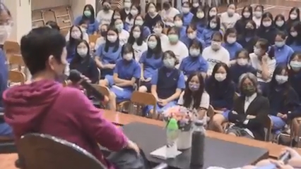 師妹們的反應熱烈。
