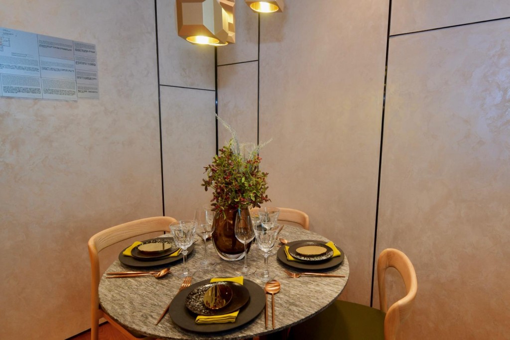客厅及开放式厨房采用绿色大理石墙身